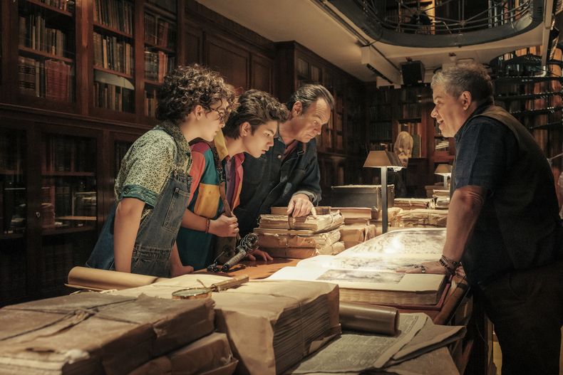 En esta imagen proporcionada por Columbia Pictures, de izquierda a derecha, Mckenna Grace, Logan Kim, Dan Aykroyd y Patton Oswalt en una escena de Ghostbusters: Frozen Empire. (Columbia Pictures/Sony via AP)