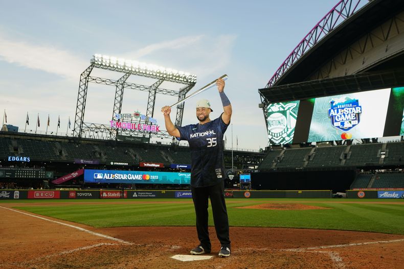 El venezolano Elías Díaz, de los Rockies de Colorado, sostiene el trofeo al Jugador Más Valioso del Juego de Estrellas, el martes 11 de julio de 2023 (AP Foto/Lindsey Wasson)