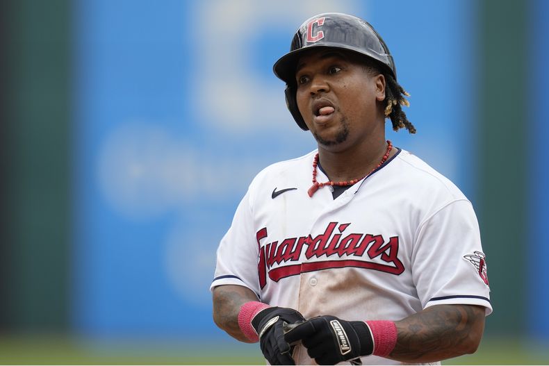 José Ramírez de los Guardianes de Cleveland tras batear un sencillo ante los Reales de Kansas City, el miércoles 26 de julio de 2023, en Cleveland. (AP Foto/Sue Ogrocki)