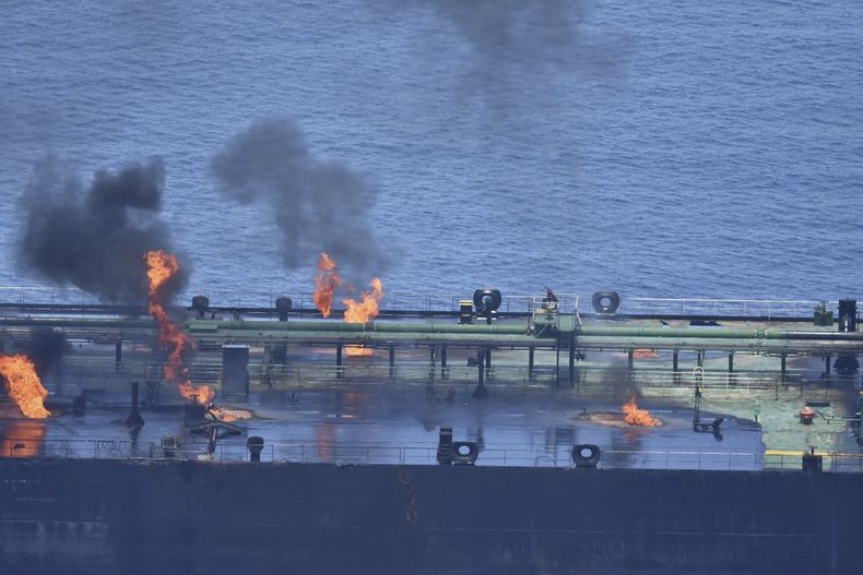 Esta foto, publicada por la Operación Aspides de la Unión Europea, muestra incendios a bordo del petrolero Sounion, en el mar Rojo, el domingo 25 de agosto de 2024. (Operación Áspides de la Unión Europea vía AP)