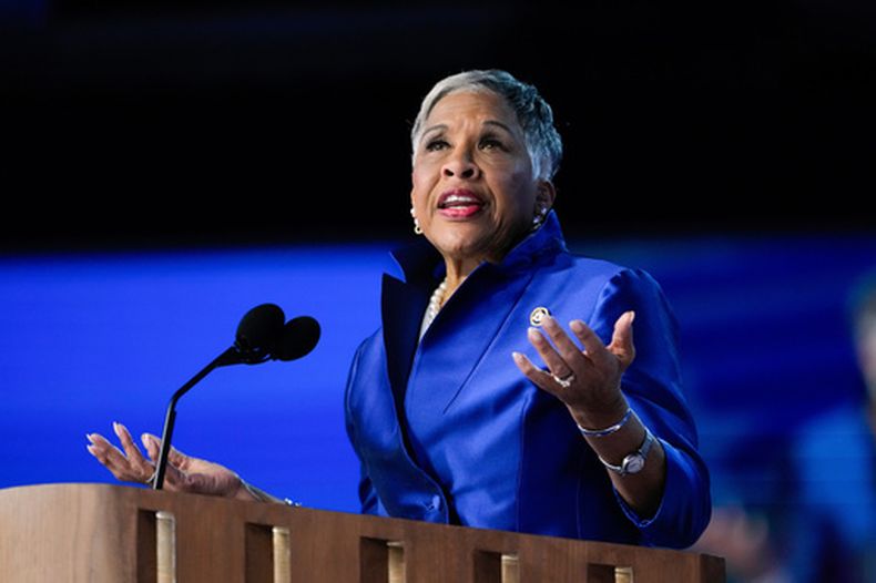 ARCHIVO - La representante demócrata Joyce Beatty habla en la Convención Nacional Demócrata, el 19 de agosto de 2024, en Chicago. (AP Foto/Paul Sancya, archivo)