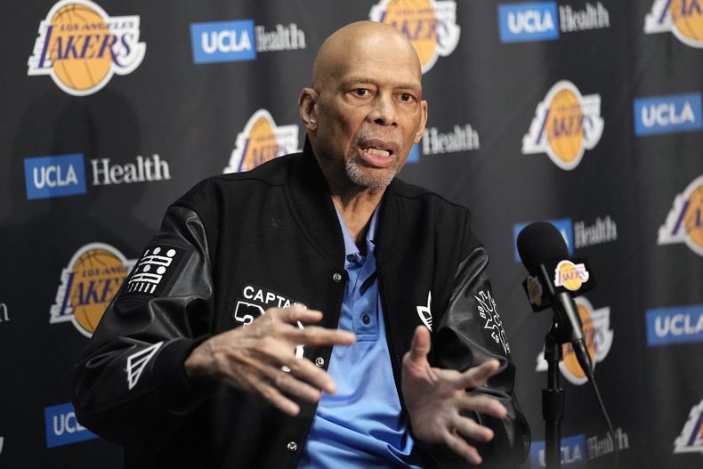 Kareem Abdul-Jabbar habla en una conferencia de prensa previa a un partido entre los Lakers de Los Ángeles y los Bucks de Milwaukee, el jueves 9 de febrero de 2023 (AP Foto/Mark J. Terrill)