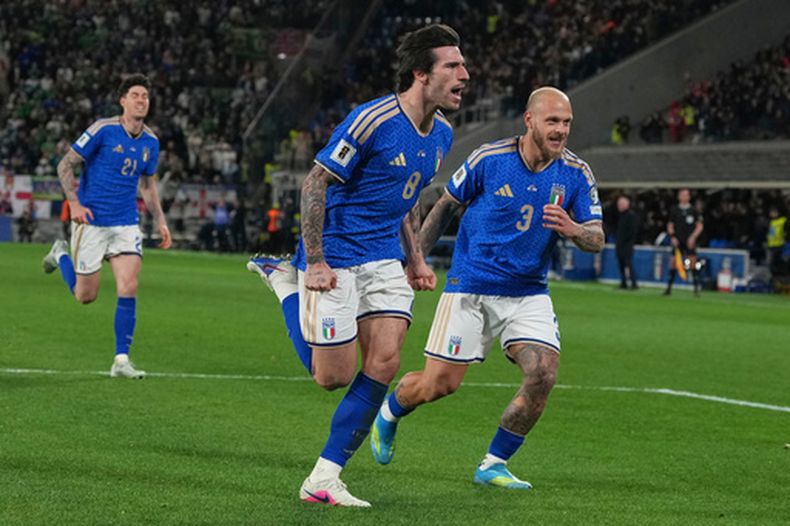 El italiano Federico Dimarco (derecha), de Italia, celebra con su compañero de equipo Sandro Tonali, quien anotó el primer gol de su equipo durante el juego de repesca para la clasificación de la Copa del Mundo entre Italia e Irlanda del Norte, en Bérgamo, Italia, el jueves 26 de marzo de 2026. (Foto AP/Antonio Calanni)