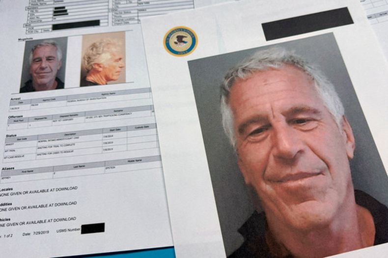 ARCHIVO - Documentos que se incluyeron en la publicación de los archivos de Jeffrey Epstein por parte del Departamento de Justicia de EE. UU. fotografiados el viernes 2 de enero de 2026. (Foto AP/Jon Elswick, File)