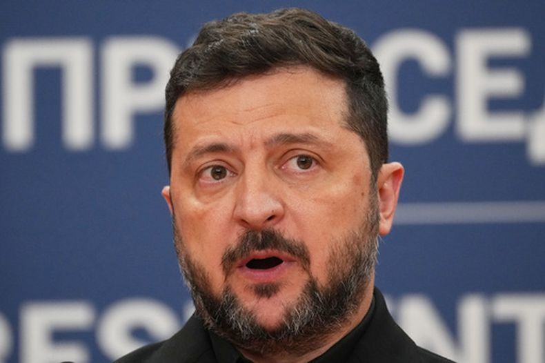 El presidente de Ucrania, Volodymyr Zelenskyy, habla durante una conferencia de prensa con su homólogo serbio, Aleksandar Vucic, en el Palacio de Serbia, en Belgrado, Serbia, el sábado 8 de agosto de 2026. (AP Foto/Darko Vojinovic)