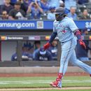 Vladimir Guerrero Jr. de los Azulejos de Toronto tras batear un jonrón solitario ante los Mets de Nueva York, el domingo 4 de junio de 2023, en Nueva York. (AP Foto/John Minchillo)