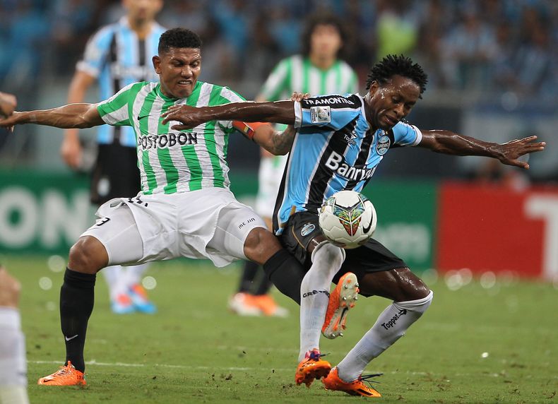 Ze Roberto, del Gremio de Brasil, controla el esf&eacute;rico, marcado por Alexander Mej&iacute;a del Atl&eacute;tico Nacional, durante un partido de la Copa Libertadores realizado el martes 25 de febrero de 2014 (AP Foto/Nabor Goulart)