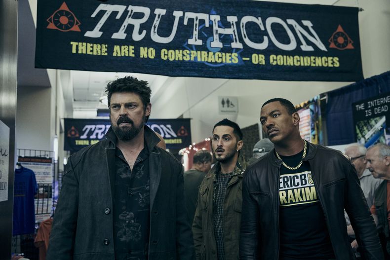 En esta imagen proporcionada por Prime Video, Karl Urban, de izquierda a derecha, Tomer Capone y Laz Alonso en una escena de la cuarta temporada de The Boys. (Jan Thijs/Prime Video vía AP)