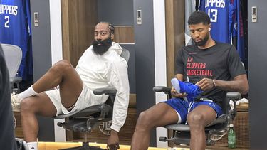 James Harden (izquierda) se sienta junto a Paul George, alero de los Clippers de Los Ángeles, antes del partido del martes 31 de octubre de 2023, ante el Magic de Orlando (AP Foto/Joe Reedy)