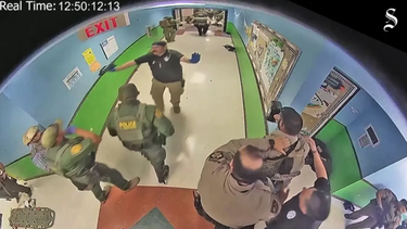rescate frenetico y retrasos frustrantes: nuevo video del tiroteo en uvalde muestra a ninos luchando por escapar