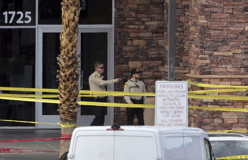 Agentes de la Policía Metropolitana de Las Vegas en la entrada principal del gimnasio Las Vegas Athletic Club tras un tiroteo, el viernes 16 de mayo de 2025, en Las Vegas. (Steve Marcus/Las Vegas Sun via AP)
