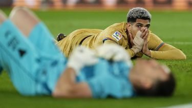 El Barcelona cae en Almería y mantiene abierta la Liga
