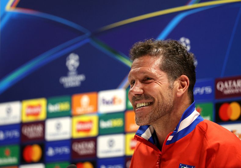 El técnico del Atlético de Madrid Diego Simeone durante una rueda de prensa, el lunes 4 de mayo de 2026. (Steven Paston/PA vía AP)