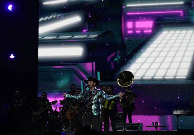 El cantante mexicano Edén Muñoz durante su concierto en el segundo día del festival Arre en la Ciudad de México el 10 de septiembre de 2023. (Foto AP/Fernando Llano)