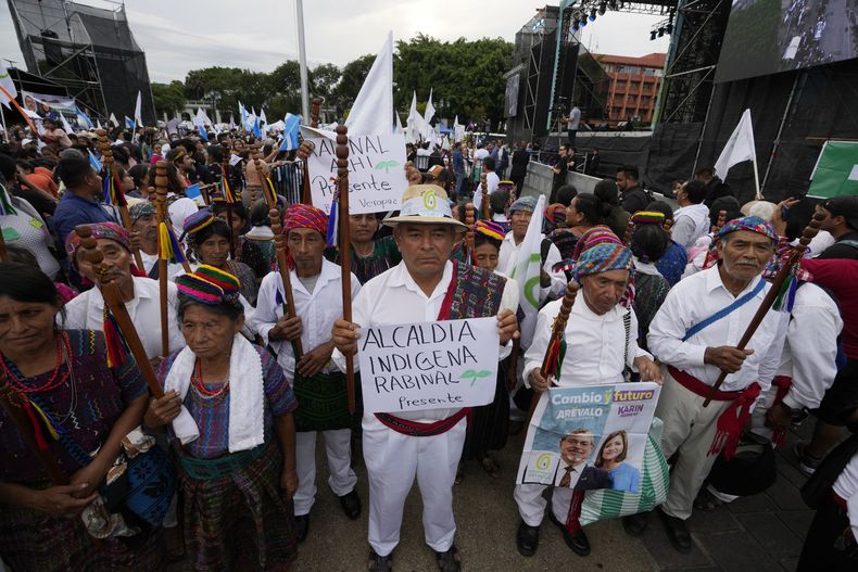 Simpatizantes indígenas de Bernardo Arévalo, candidato presidencial del Movimiento Semilla, acuden al acto de cierre de su campaña en la plaza de la Constitución, el miércoles 16 de agosto de 2023, en Ciudad de Guatemala. Arévalo se enfrenta a la ex primera dama Sandra Torres del partido UNE en el balotaje del 20 de agosto. (AP Foto/Moisés Castillo)