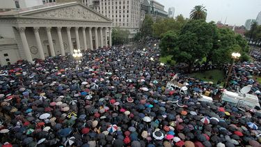 #18f: bajo una intensa lluvia, una multitud de argentinos marchan en honor al fiscal nisman