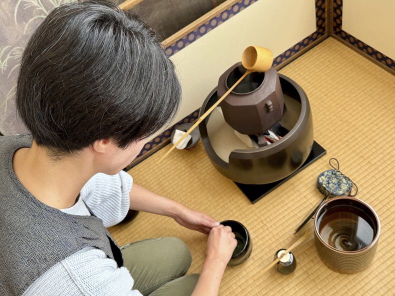 Anri Frank practica la preparación del matcha durante una clase de servicio tradicional japonés del té, el lunes 8 de septiembre de 2025, en San Francisco. (AP Foto/Haven Daley)