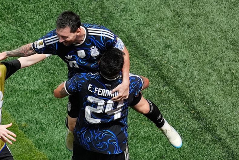 Enzo Fernández carga a Lionel Messi durante el festejo del gol de Lautaro Martínez ante Inglaterra en la semifinal mundialista disputada el miércoles 15 de julio de 2026 (AP Foto/Mike Stewart)