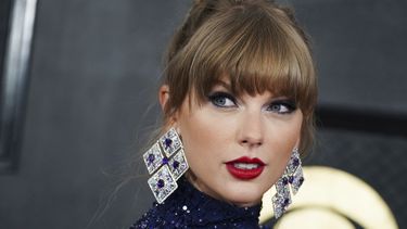ARCHIVO - Taylor Swift llega a la 65ª entrega anual de los premios Grammy, el 5 de febrero de 2023, en Los Ángeles. La estrella del pop ha colocado oficialmente más álbumes en el No. 1 que cualquier otra mujer en la historia. La vicegobernadora de California y otros funcionarios electos instaron a Taylor Swift el martes 1 de agosto a posponer sus conciertos en Los Angeles como una forma de solidarizarse con los trabajadores hoteleros en huelga. (Foto Jordan Strauss/Invision/AP, archivo)