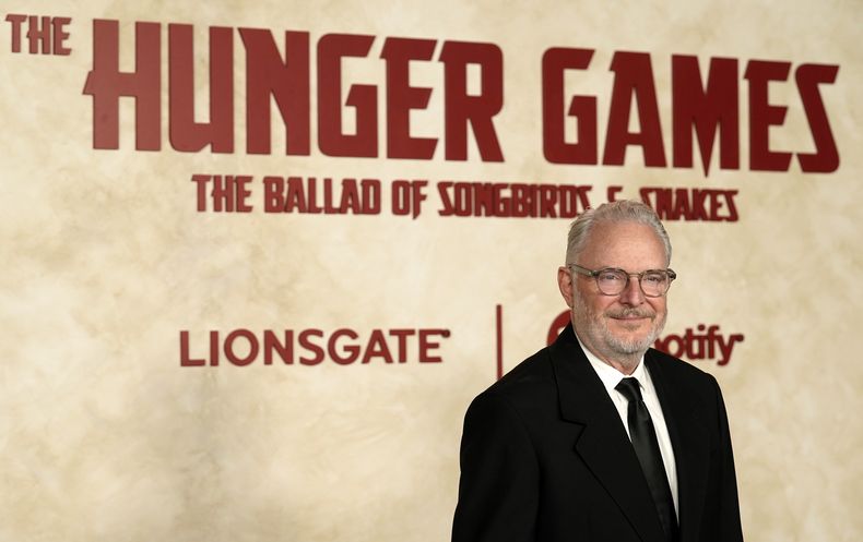 Francis Lawrence, director de The Hunger Games: The Ballad of Songbirds & Snakes, posa en el estreno en Los Ángeles de la película el lunes 13 de noviembre de 2023, en el Teatro Chino TCL. (Foto AP/Chris Pizzello)