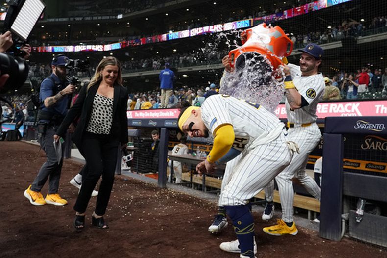 William Contreras, de los Cerveceros de Milwaukee, es empapado por Jackson Chourio y Garrett Mitchell después de un partido de béisbol contra los Yankees de Nueva York, el sábado 9 de mayo de 2026, en Milwaukee. (Foto AP/Aaron Gash)