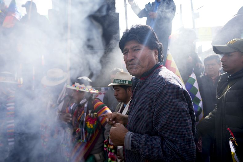 ARCHIVO - El expresidente Evo Morales participa en una ofrenda a la Madre Tierra antes de marchar hacia la capital de Bolivia, en Caracollo, Bolivia, el 17 de septiembre de 2024. (AP Foto/Juan Karita, Archivo)