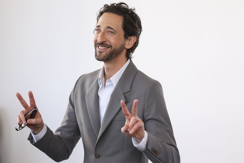 Adrien Brody posa en la sesión fotográfica de la película The Brutalist durante la 81ª edición del Festival de Cine de Venecia en Venecia, Italia, el domingo 1 de septiembre de 2024. (Foto Vianney Le Caer/Invision/AP)
