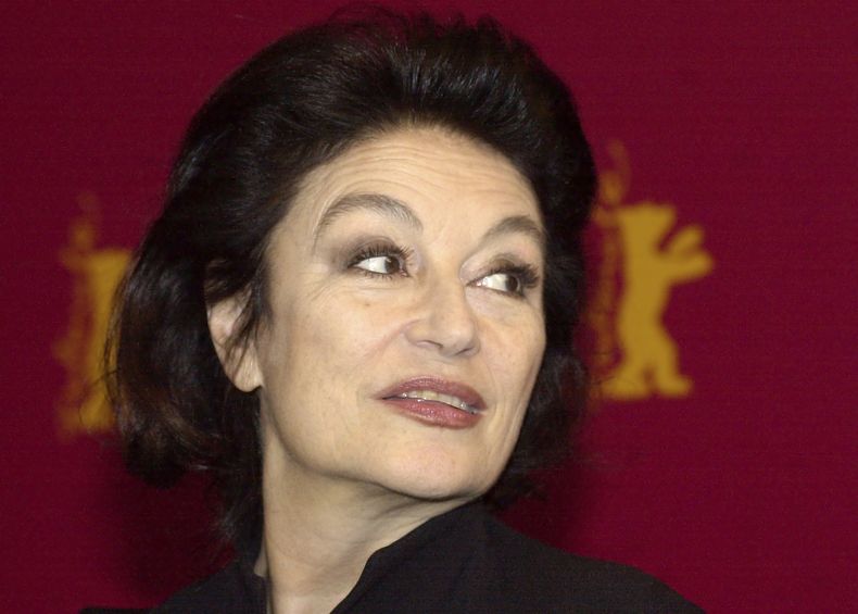 ARCHIVO - La actriz francesa Anouk Aimée antes de una conferencia de prensa en el 53º Festival de Cine de Berlín el 13 de febrero de 2003. Aimée, ganadora de un Globo de Oro por su papel protagónico en Un homme et une femme del legendario director francés Claude Lelouch, falleció, informó el martes su agente. Tenía 92 años. (Foto AP/Sven Kaestner, archivo)