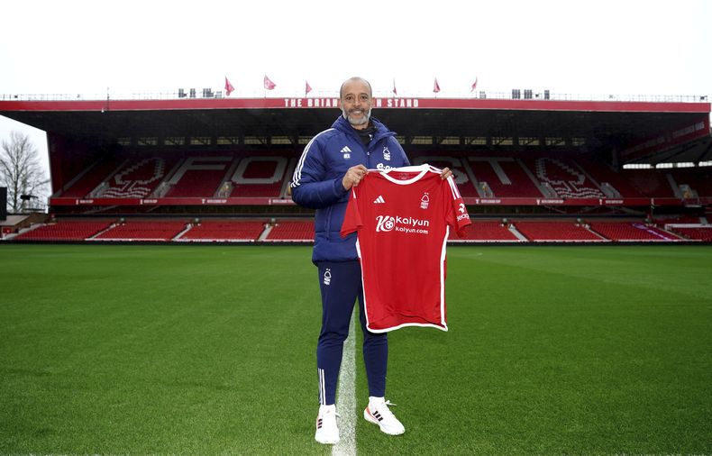 Nuno Espirito Santo es presentado como el nuevo entrenador de Nottingham Forest en conferencia de prensa en City Ground, Nottingham, Inglaterra, el miércoles 20 de diciembre de 2023. Previamente Nuno dirigió a Wolverhampton y Tottenham en la Liga Premier de Inglaterra. Firmó contrato por dos años y medio. (Bradley Collyer/PA vía AP)