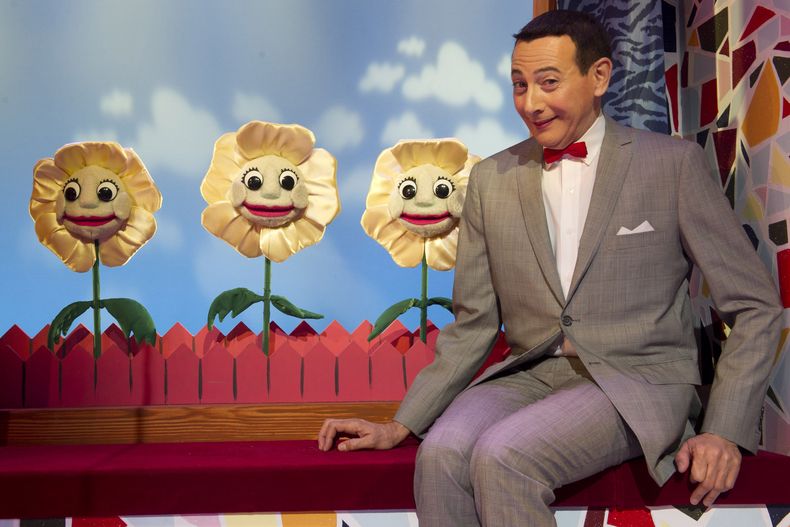 ARCHIVO - Paul Reubens, vestido como su personaje Pee-wee Herman, posa en el escenario después de una función de The Pee-wee Herman Show en Broadway, Nueva York el 29 de octubre de 2010. Reubens murió el 30 de julio de 2023 después de una lucha de seis años contra el cáncer que no hizo pública, dijo su publicista en un comunicado. (Foto AP/Charles Sykes, archivo)