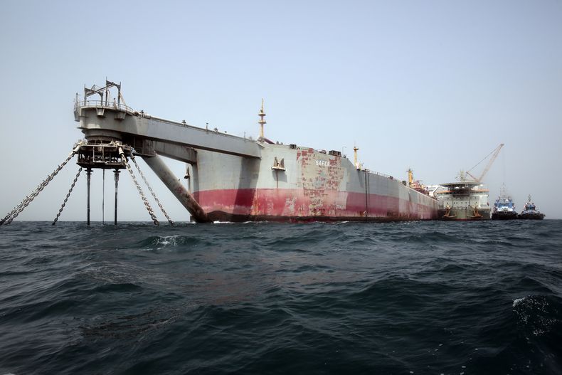 Embarcaciones técnicas se ven junto al envejecido petrolero Safer el lunes 12 de junio de 2023, cerca de la costa de Yemen. El petrolero plantea una amenaza medioambiental desde 2015, y su deterioro implica un riesgo de derrame de sus 1,14 millones de barriles de crudo en el Mar Rojo y el Océano Índico. (AP Foto/Osamah Abdulrahman)