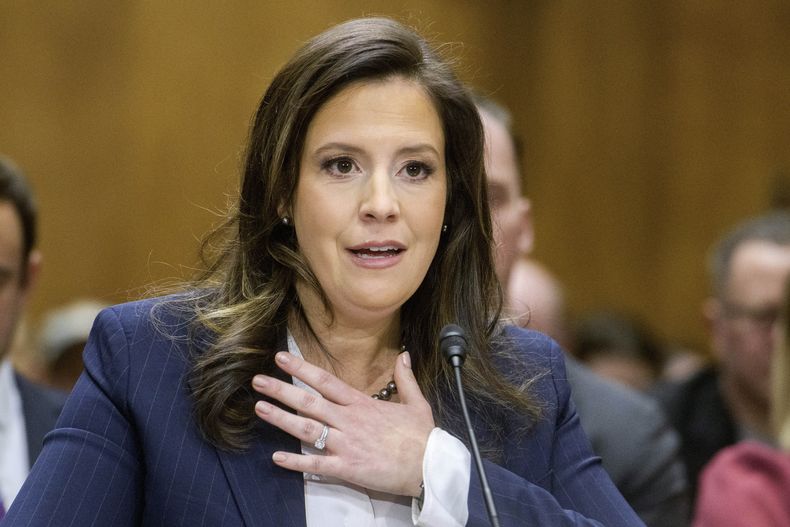 La representante republicana Elise Stefanik ante una comisión del Senado que estudiaba su confirmación para el puesto de embajadora ante la ONU, en el Congreso en Washington, el 21 de enero del 2025. (AP foto/Rod Lamkey Jr)