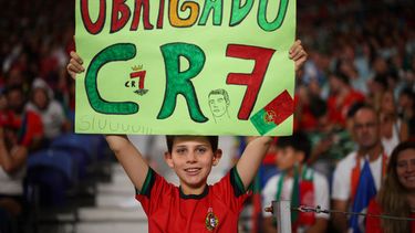 Un niño sostiene un afiche con un mensaje de agradecimiento a Cristiano Ronaldo previo al partido entre Portugal y Noruega en la Liga de Naciones, el domingo 4 de octubre de 2026, en Oporto. (AP Foto/Luis Vieira)