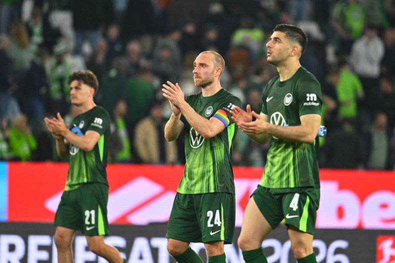 Christian Eriksen, del Wolfsburgo, aplaude tras el partido de ida de fútbol por la permanencia en la Bundesliga entre el VfL Wolfsburg y el SC Paderborn 07, el jueves 21 de mayo de 2026, en Wolfsburgo, Alemania. (Swen Pförtner/dpa vía AP)