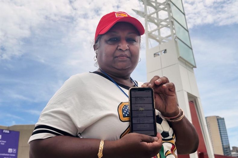 Bina Ramroop muestra el boleto que adquirió en StubHub para el partido del Mundial entre España y Cabo Verde, el lunes 15 de junio de 2026, en Atlanta. (AP Foto/Emilie Megnien)
