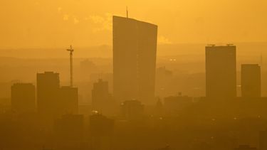 Inflación de la eurozona baja por tercer mes, llega al 8,5%