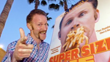 ARCHIVO - Morgan Spurlock posa en el estreno en Los Ángeles de su película Super Size Me, el 22 de abril de 2004 por la noche, en la sección Hollywood de Los Ángeles. Spurlock, un nominado al Oscar que hizo de la comida y las dietas estadounidenses el trabajo de su vida, comiendo sólo en McDonalds durante un mes para ilustrar los peligros de una dieta de comida rápida, ha muerto. Tenía 53 años. (Foto AP/Mark J. Terrill)