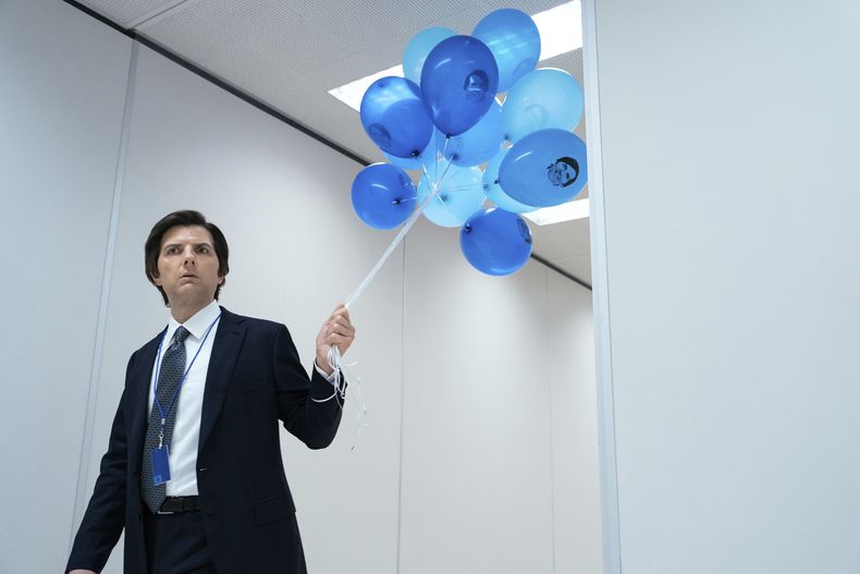 Esta imagen publicada por Apple TV+ muestra a Adam Scott en una escena de Severance. (Jon Pack/Apple TV+ via AP)