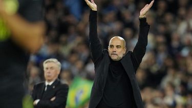 El técnico del Manchester City Pep Guardia celebra durante el partido de vuelta de las semifinales de la Liga de Campeones ante el Real Madrid, el miércoles 17 de mayo de 2023, en Manchester, Inglaterra. (AP Foto/Jon Super)