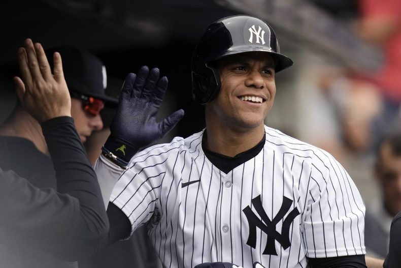Juan Soto de los Yanquis de Nueva York celebra luego de conectar un jonrón ante los Medias Blancas de Chicago, el sábado 18 de mayo de 2024. (AP Foto/Frank Franklin II)
