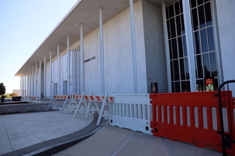 Barreras colocadas frente al Centro John F. Kennedy para las Artes Escénicas, el miércoles 16 de septiembre de 2026, en Washington. (AP Foto/Rahmat Gul)