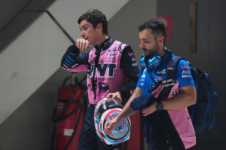 El piloto de Alpine Franco Colapinto (izquierda), tras disputar la carrera de sprint del Gran Premio de Fórmula Uno de Singapur, en Singapur, el 9 de octubre de 2026. (AP Foto/Ng Han Guan, Pool)