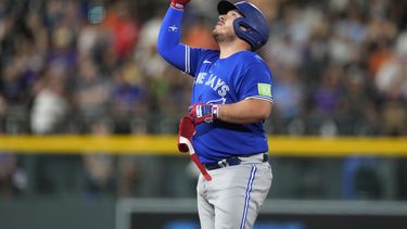El bateador emergente mexicano de los Azulejos de Toronto, Alejandro Kirk hace un gesto al llegar a segunda base luego de su doble produtivo de tres carreras ante los Rockies de Colorado en la séptima entrada del juego en Denver. Viernes 1 de septiembre de 2023. (AP Foto/David Zalubowski)