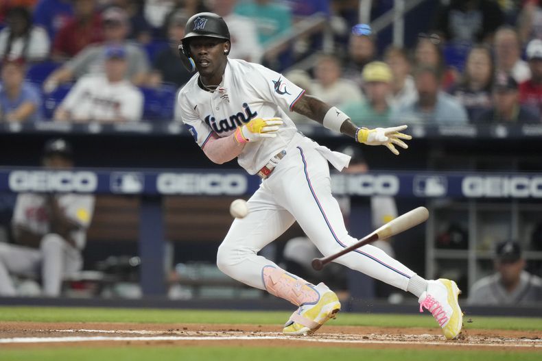 ARCHIVO - Jazz Chisholm Jr. de los Marlins de Miami intenta hacer un toque en la primera entrada del juego ante los Bravos de Atlanta, el domingo 17 de septiembre de 2023, en Miami. (AP Foto/Lynne Sladky, Archivo)