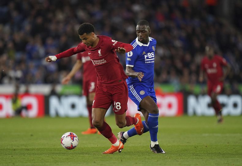 Boubakary Soumare del Leicester y Cody Gakpo del Liverpool pelean por el balón en el encuentro de la Liga Premier el lunes 15 de mayo del 2023. (Tim Goode/PA via AP)