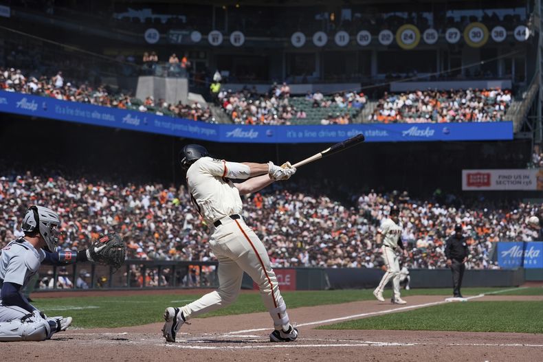 Brett Wisely de los Gigantes de San Francisco batea un doble de dos carreras en la quinta entrada ante los Tigres de Detroit el sábado 10 de agosto del 2024. (AP Foto/Godofredo A. Vásquez)