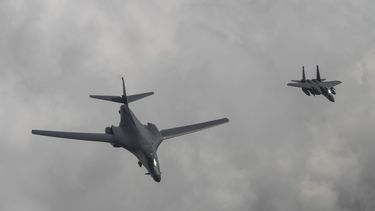 bombarderos de eeuu sobrevuelan la peninsula coreana en respuesta a la prueba de misil de pyongyang