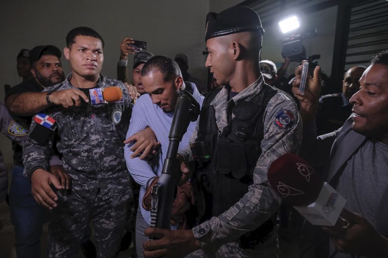 Wander Franco (centro), campocorto de los Rays de Tampa Bay, es escoltado por agentes de policía a un tribunal en Puerto Plata, República Dominicana, el viernes 5 de enero de 2024. (AP Foto/Ricardo Hernández)