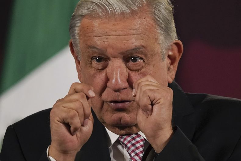 ARCHIVO - El presidente mexicano Andrés Manuel López Obrador en su conferencia diaria matutina en el Palacio Nacional en Ciudad de México, el viernes 1 de marzo de 2024. López Obrador y su homólogo estadounidense, Joe Biden, pactaron poner en marcha nuevas iniciativas para frenar el flujo de migrantes que cruzan la frontera irregularmente, según un comunicado conjunto difundido el lunes 29 de abril de 2024. (AP Foto/Marco Ugarte, Archivo)