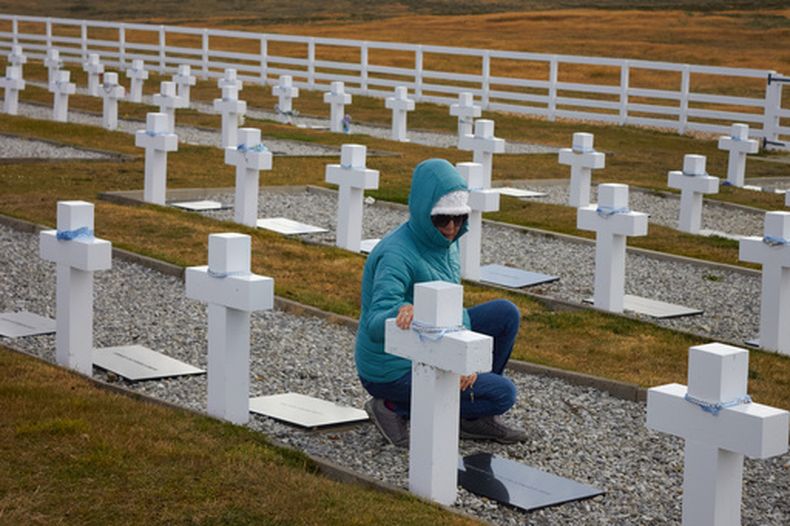 María Eugenia Budic, visitante procedente de Argentina, rinde homenaje a los soldados argentinos caídos durante la Guerra de las Malvinas entre Gran Bretaña y Argentina en Darwin, en las Islas Malvinas -también conocidas como Falklands-, el miércoles 18 de marzo de 2026. (AP Foto/Ricardo Mazalan)